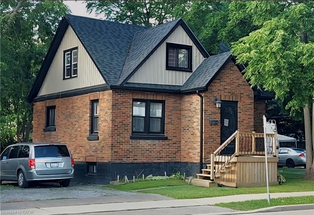 Property Photo:  206 Robinson Street  ON N3Y 1X3 