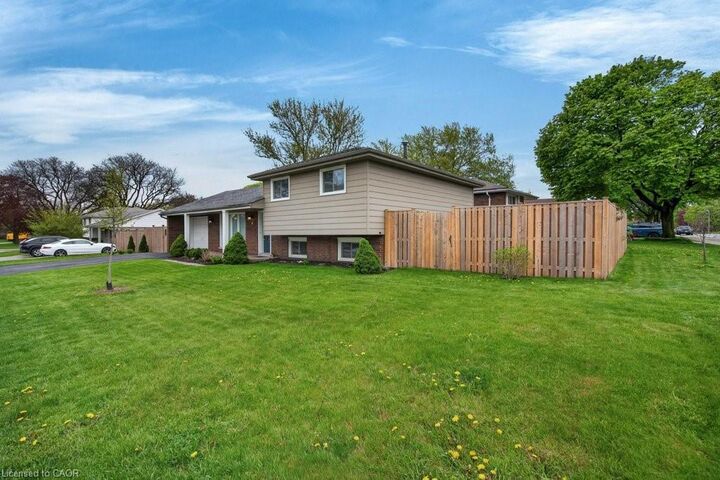 Property Photo:  4 Camelot Drive  ON L8V 2L2 