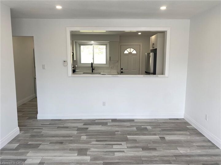 Property Photo:  118 Sutherland Street E Upper  ON N3W 1C6 