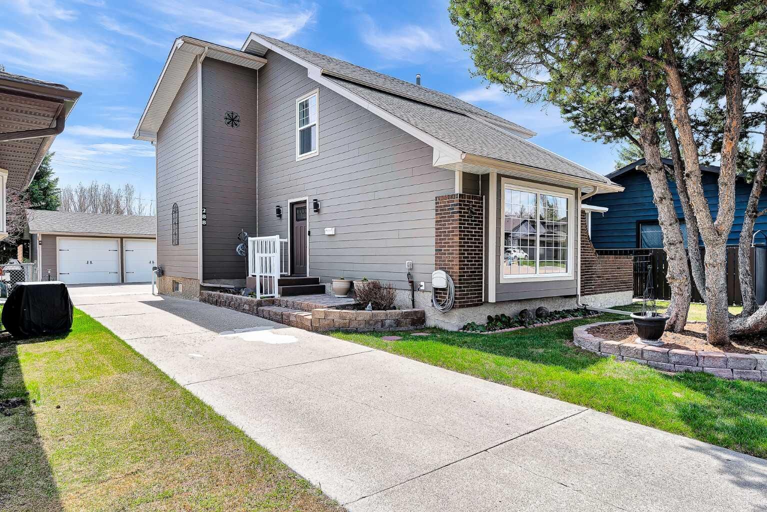Property Photo:  288 Deer Run Crescent SE  AB T2J 5N5 