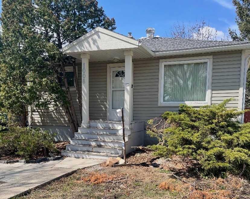 Property Photo:  1008 17 Street S  AB T1K 0B3 