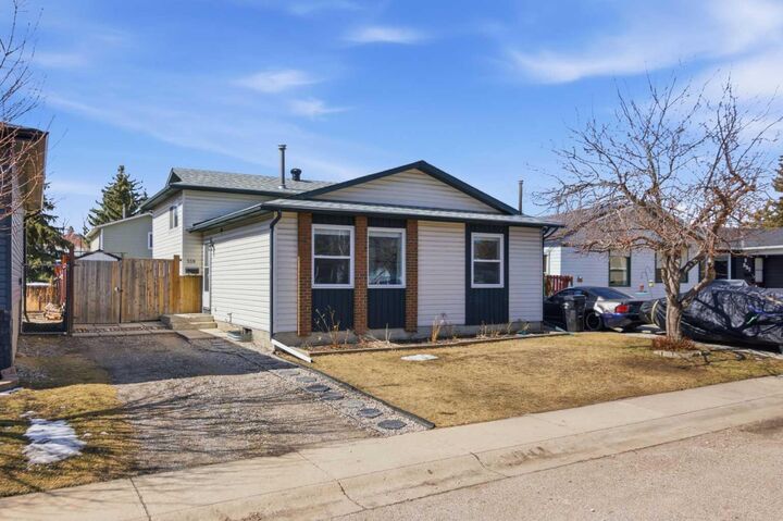 Property Photo:  559 Deerpath Court SE  AB T2J 6C8 