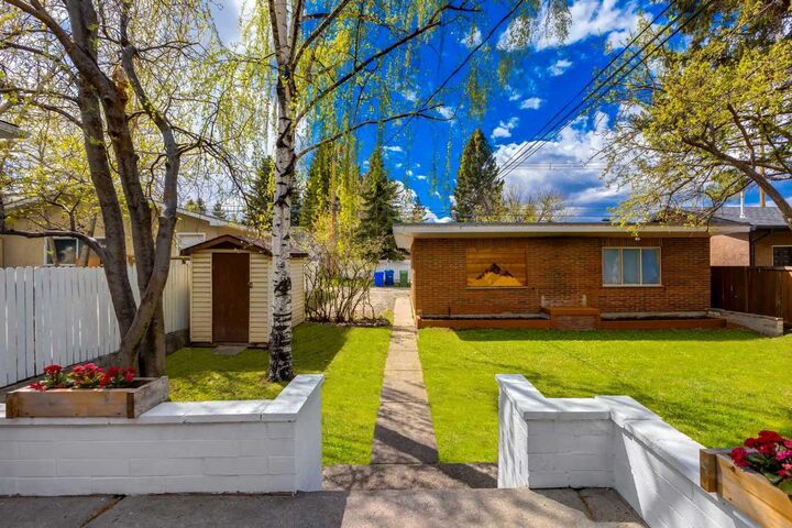 Property Photo:  1415 43 Street SW  AB T3C 2A3 