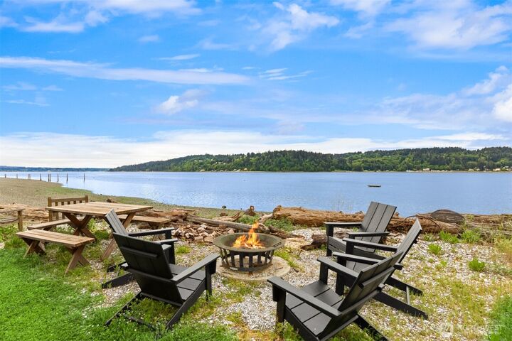 Property Photo:  4331  Rhodes End  NE  WA 98110 