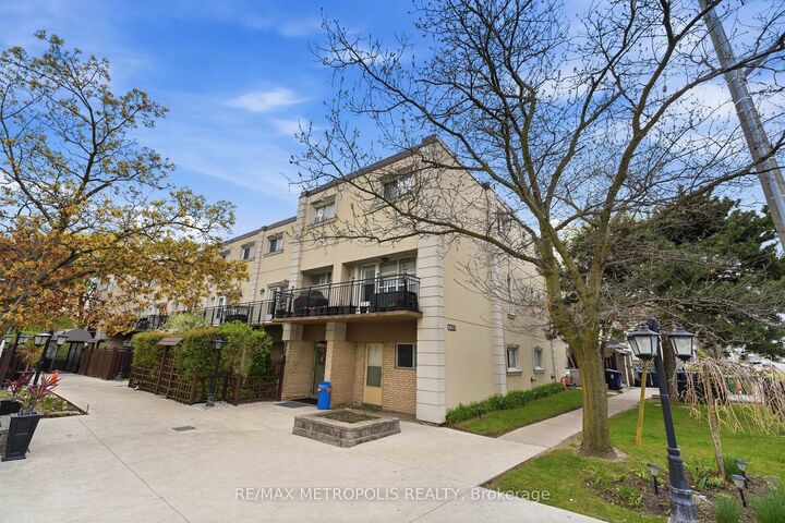 5877 Bathurst Street 205 — photo 1