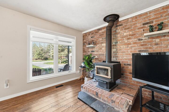 Property Photo: 924 Tanglewood Drive ON N2Z 2X3