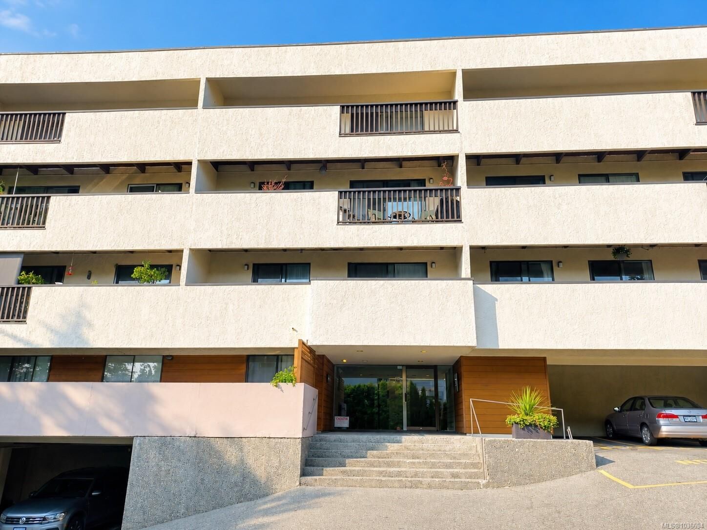 Property Photo:  3277 Glasgow Ave 410  BC V8X 1M3 