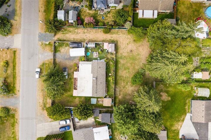 Property Photo:  1307 Woodland Dr  BC V9P 1Z2 