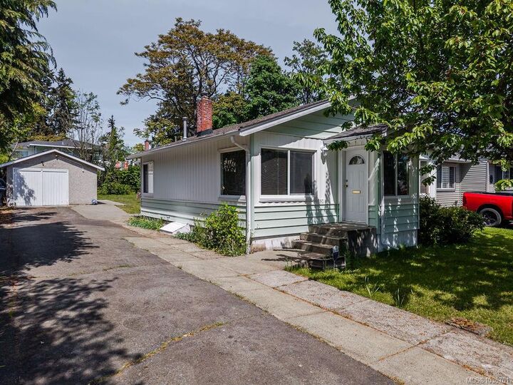 Property Photo:  880 Eberts St  BC V9S 1P6 