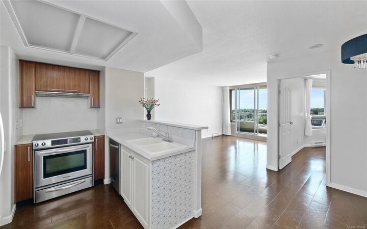 Property Photo:  930 Yates St 1405  BC V8V 4Z3 
