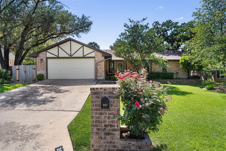 Property Photo: 307 Innwood Drive TX 78628