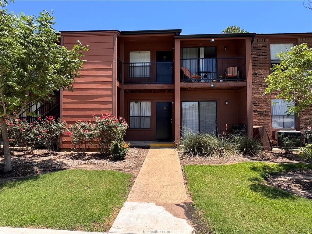 Property Photo: 904 University Oaks Boulevard 101 TX 77840