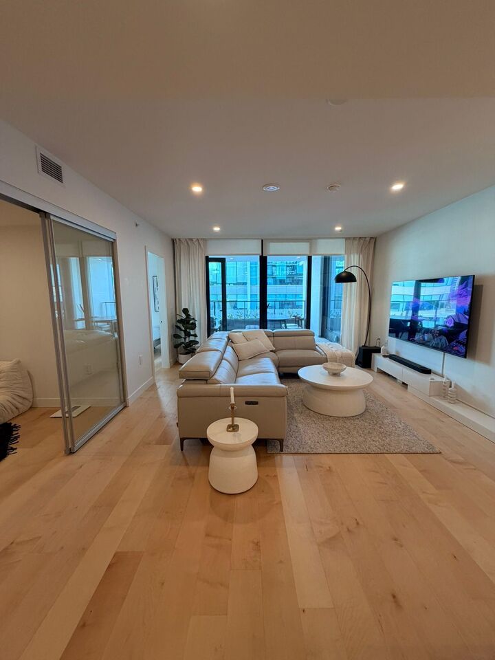 Property Photo:  135 E 13th Street 515  BC V7L 0J8 