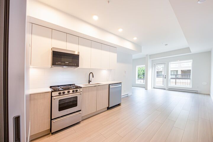 2277 Hawthorne Avenue 102 — photo 1
