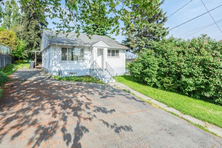 Property Photo: 525 Sixteenth Street BC V3M 4R4