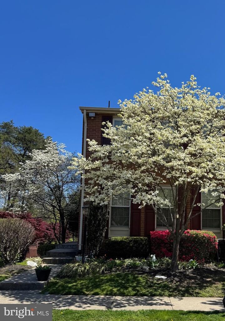 Property Photo: 6129 Hyacinth Drive VA 22310