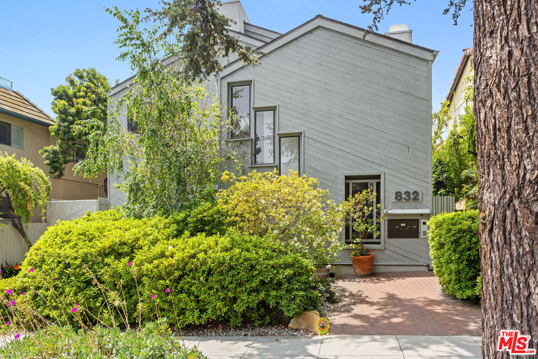Property Photo: 832 15th St CA 90403