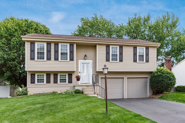 Property Photo:  2405 Dorothy Lane  OH 43123 