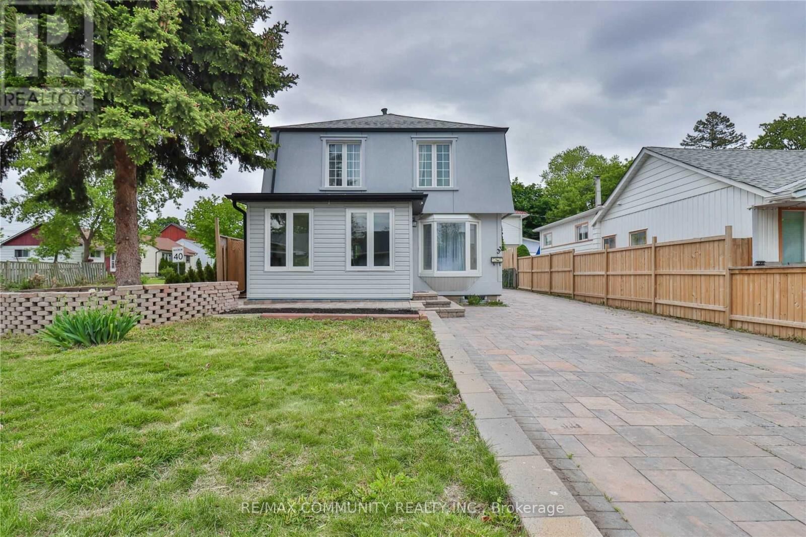 Property Photo:  33 Windsor Avenue  ON L1S 2B1 