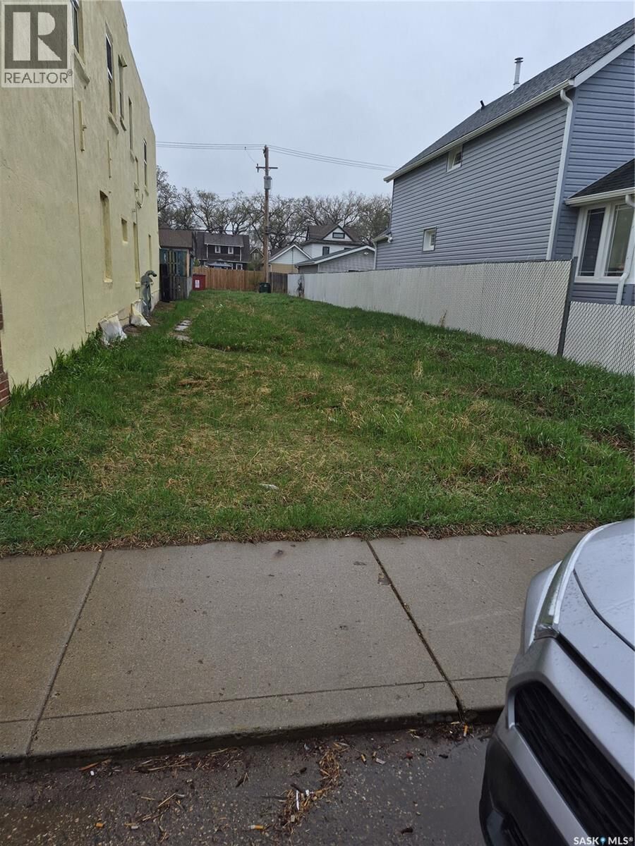 Property Photo:  219 D Avenue S  SK S7M 1P8 