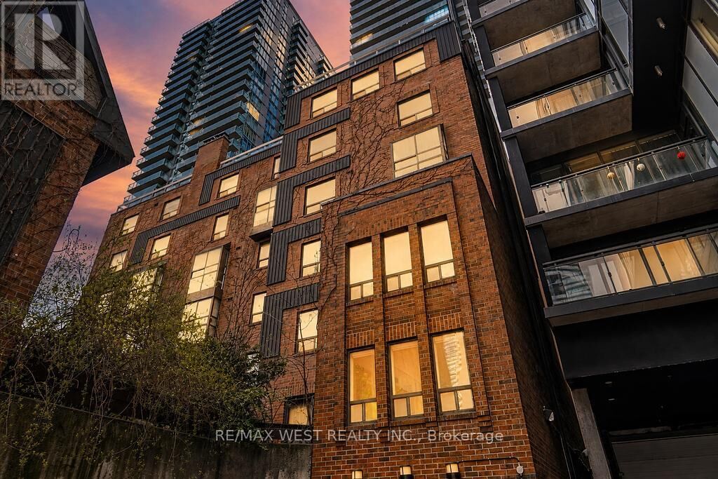 Property Photo:  19 Dundonald Street 404  ON M4Y 1K3 