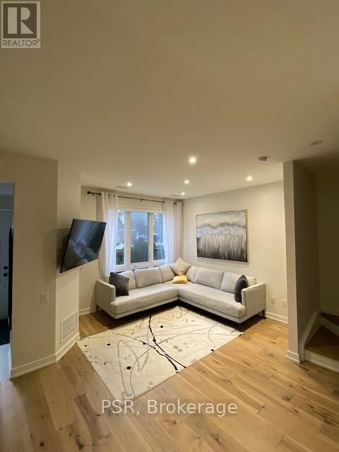Property Photo:  19 Anndale Drive Th6  ON M2N 0H2 