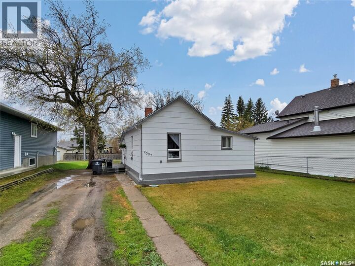 Property Photo:  2007 10th Street  SK S0K 3R0 