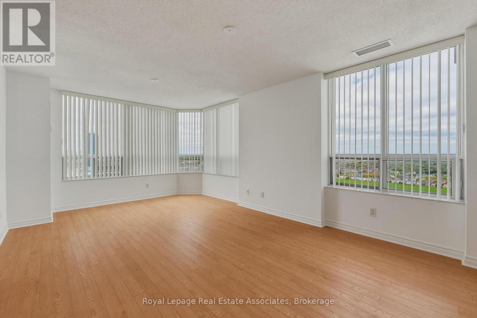 Property Photo:  25 Kingsbridge Garden Circle 2424  ON L5R 4B1 