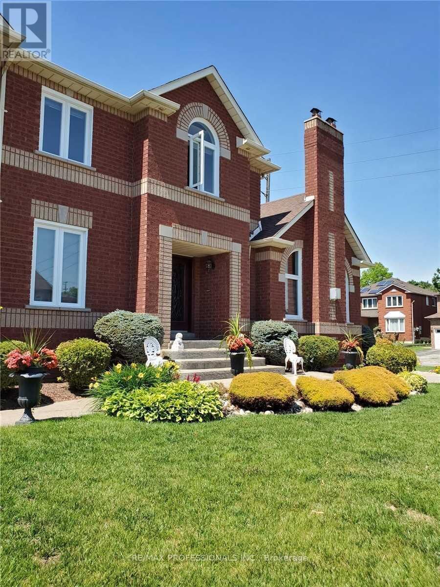 Property Photo:  2078 Perran Drive  ON L5K 2R5 