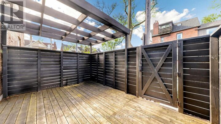 Property Photo:  679 Woodbine Avenue East 2nd Flr  ON M4E 2J3 