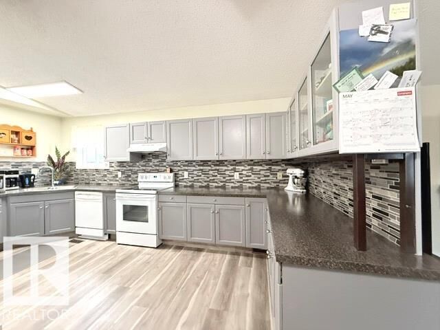 Property Photo:  1350 Lakewood Crossing  AB T8H 1L2 