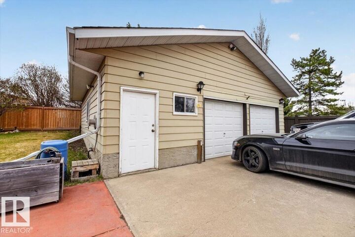 Photo de la propriété:  8409 99 Avenue  AB T8L 3B3 
