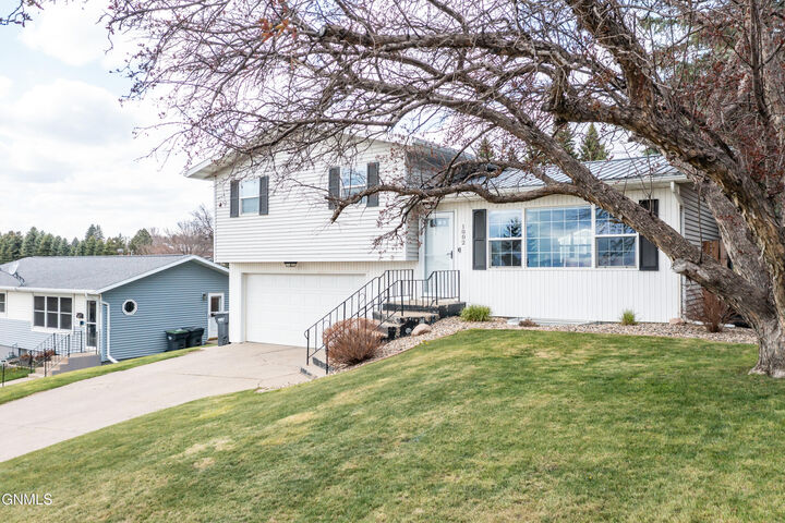 Property Photo:  1002 3rd Street NW  ND 58554 