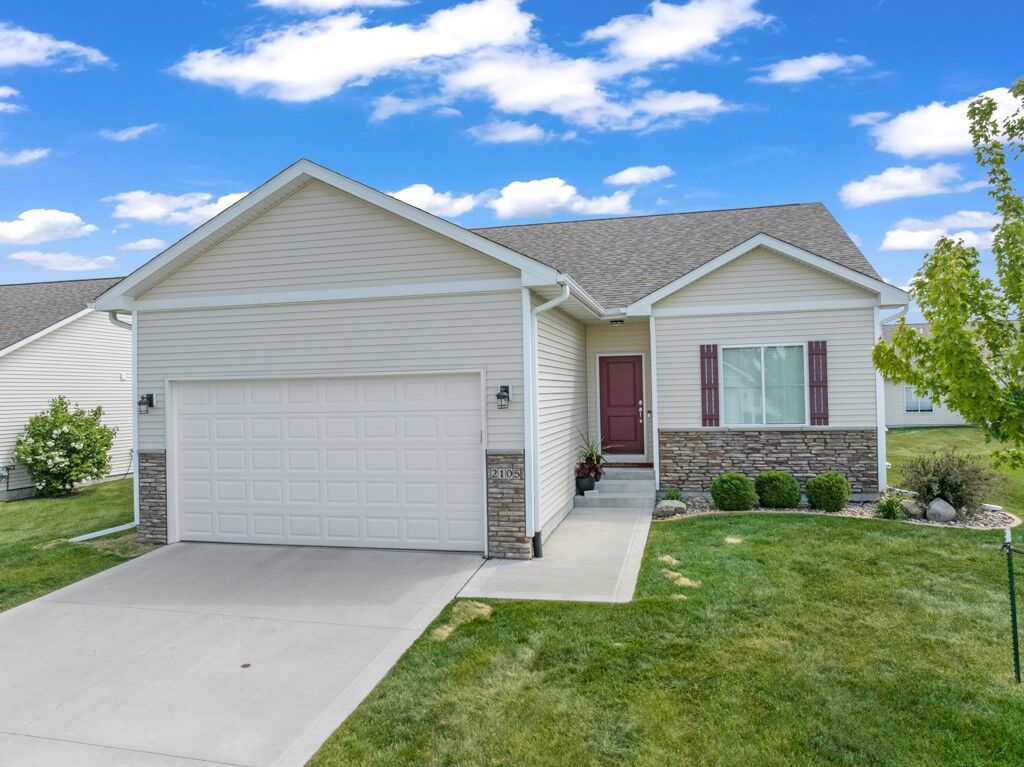 Property Photo: 2105 NE Grant Street IA 50021