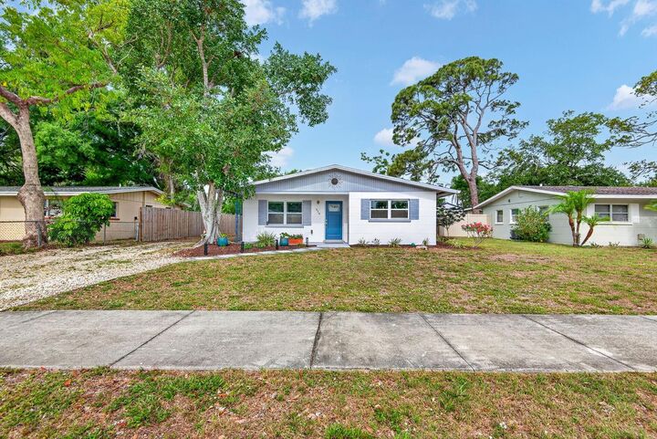 Property Photo:  916 Pattison Avenue  FL 34237 