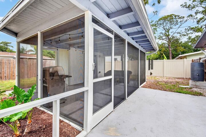 Property Photo:  916 Pattison Avenue  FL 34237 
