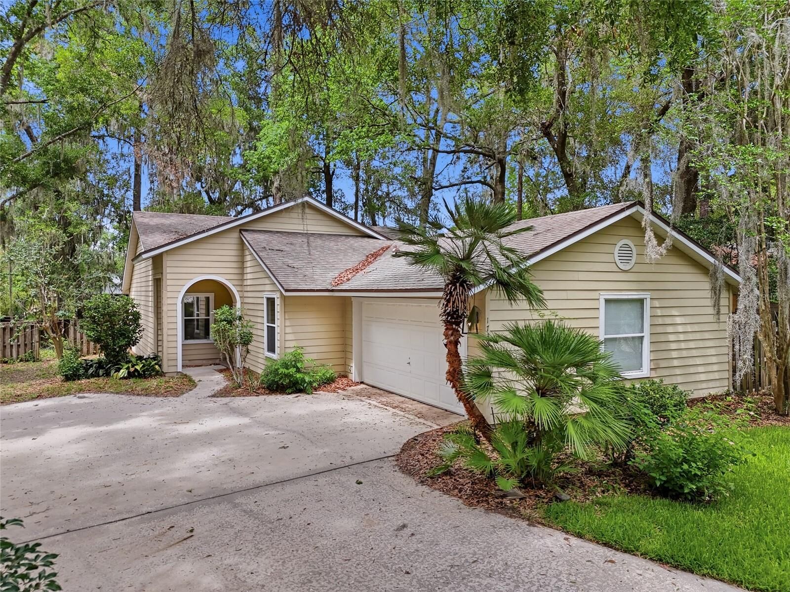 Property Photo:  1736 NW 16th Place  FL 32605 