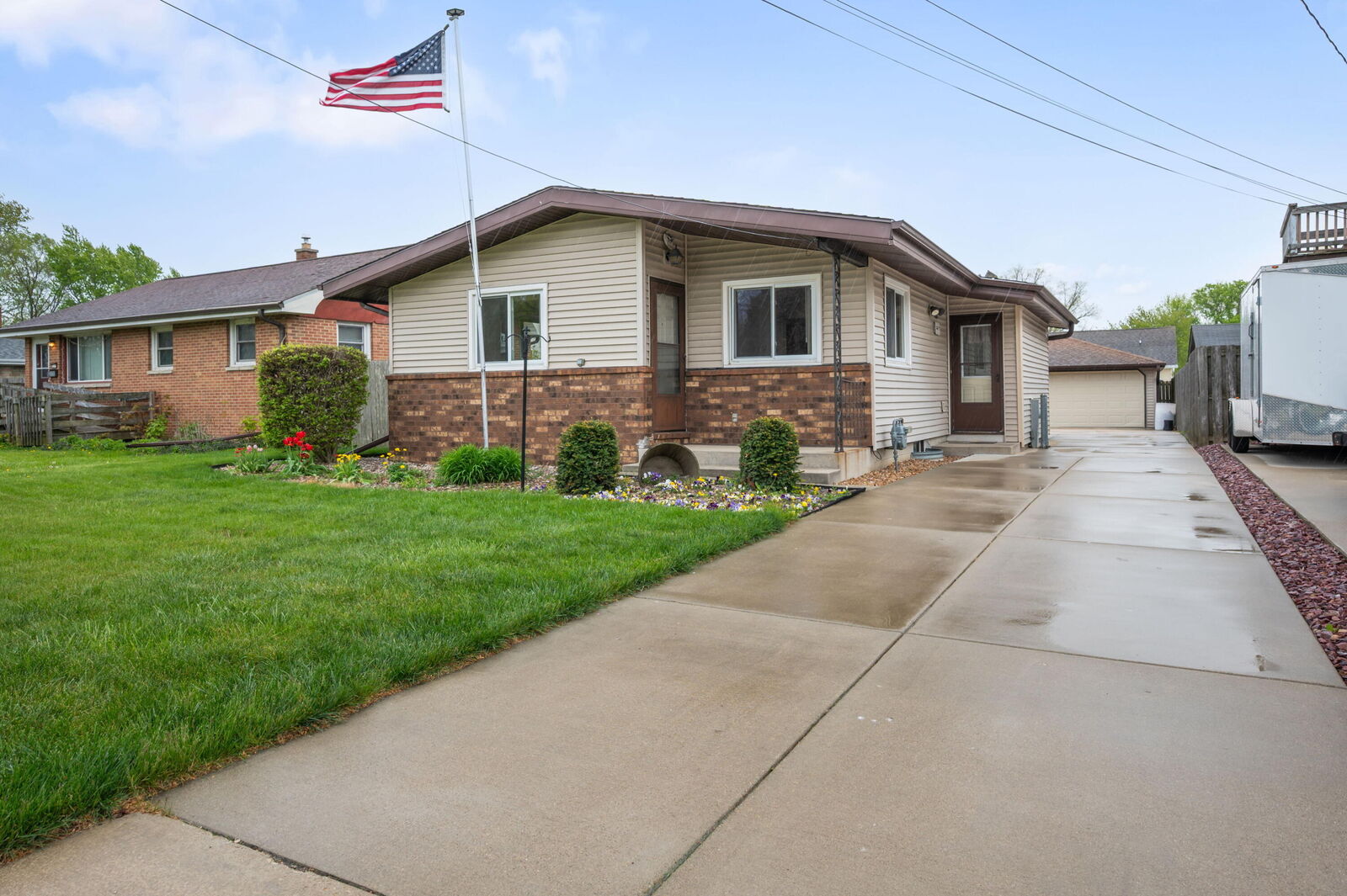 Property Photo:  3313 E Mallory Ave  WI 53110 