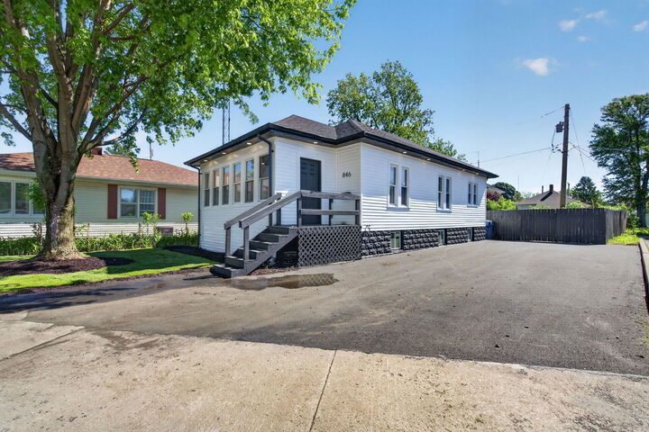 Property Photo: 846 N 5th Avenue IL 60901