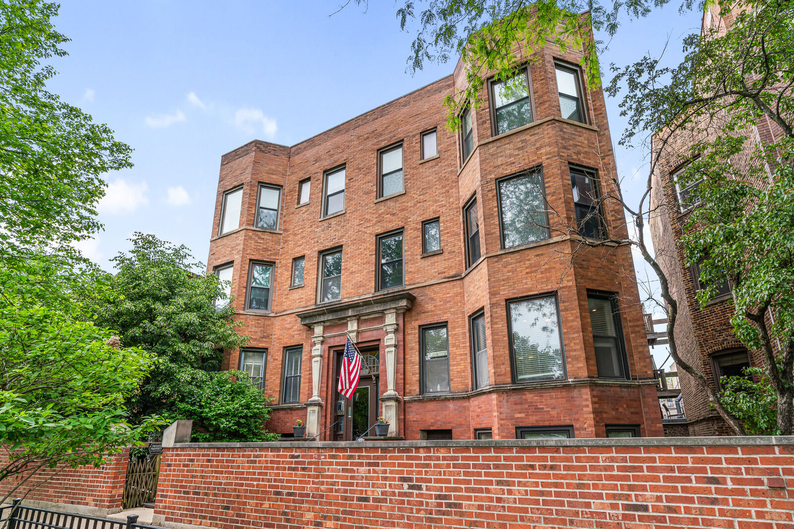 Property Photo:  1048 W Byron Street 1E  IL 60613 