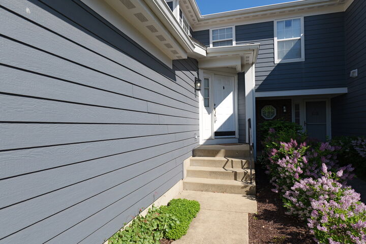 Property Photo:  122 Kennebunk Court  IL 60139 