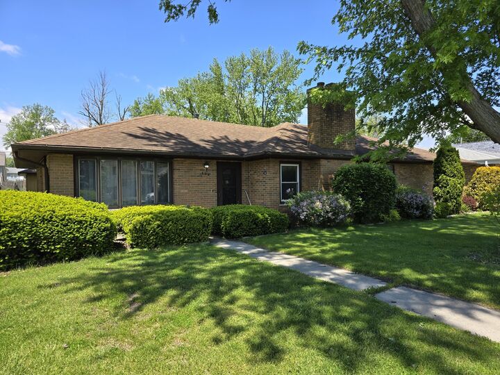 Property Photo:  426 Maxwell Street  IL 60401 