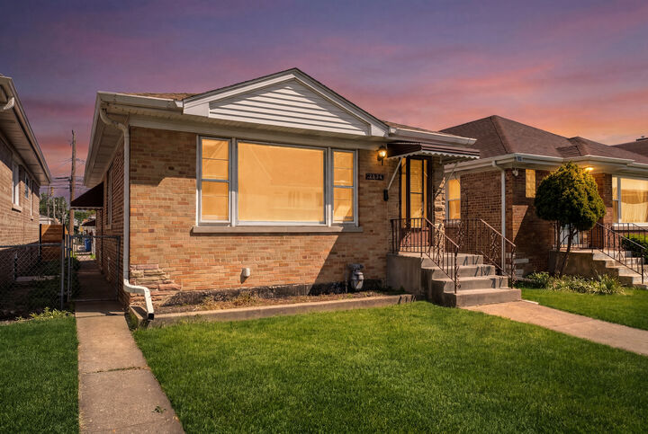 Property Photo: 4846 W Foster Avenue IL 60630