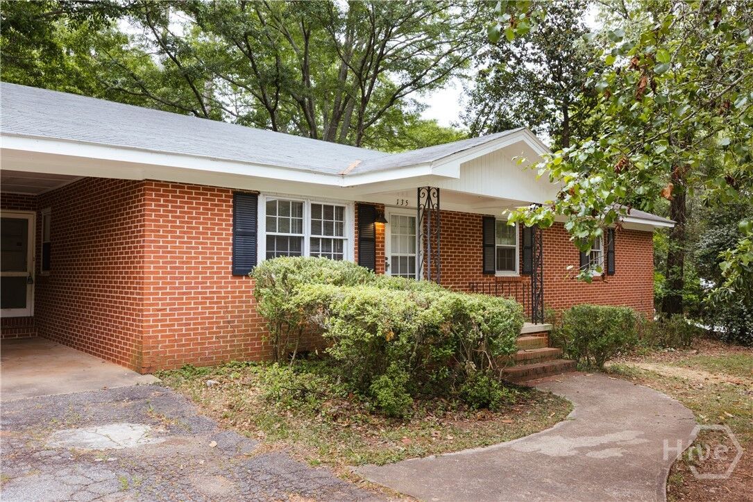 Property Photo: 135 Cavalier Court GA 30606