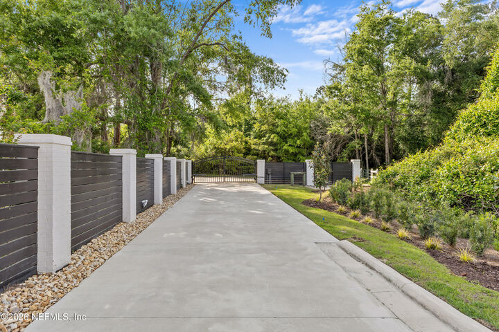 Property Photo:  300 NW Talquin Court  FL 32053 