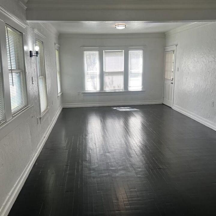 Property Photo:  917 N Windomere Avenue  TX 75208 