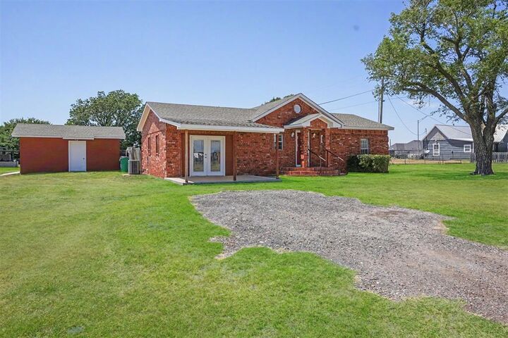 Property Photo:  112 S Bryan Avenue  OK 73532 