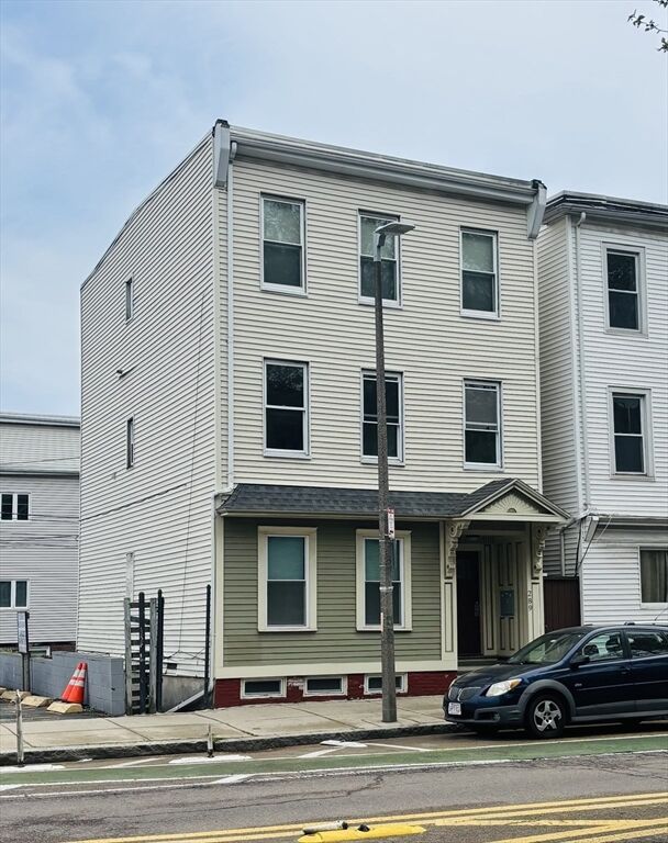 Property Photo:  289 Chelsea St 2  MA 02128 