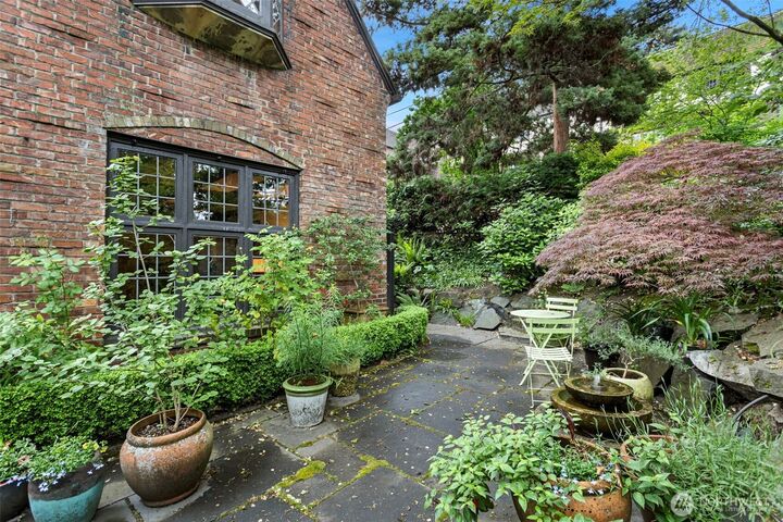 Property Photo:  720  Belmont Avenue E 6  WA 98102 