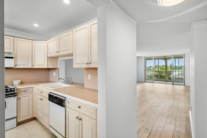 Property Photo:  921 Gardenia Drive 370  FL 33483 